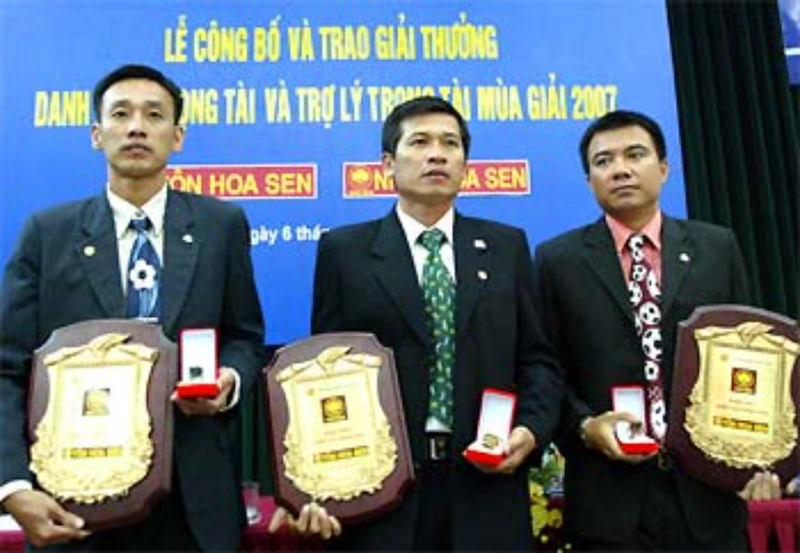 Dương Văn Hiền - Trọng tài đầu tiên nhận hat-trick Còi vàng