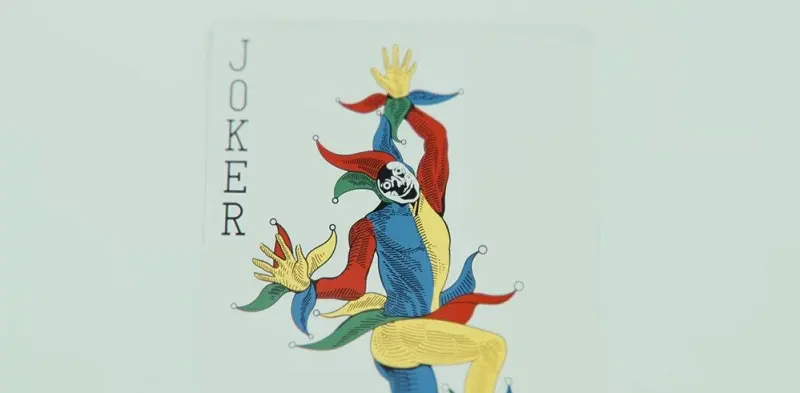 Tại sao lại có 2 quân joker trong bộ bài Tây 52 quân?